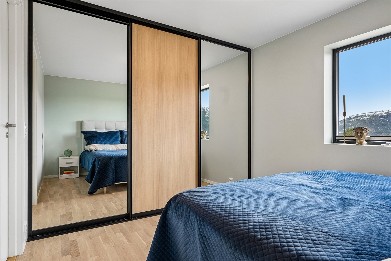 Soverom skyvedør inkl. speil (egentilpasset av møbelsnekker) - inkludert garderobeskap fra IKEA (Platsa). Galleribilde