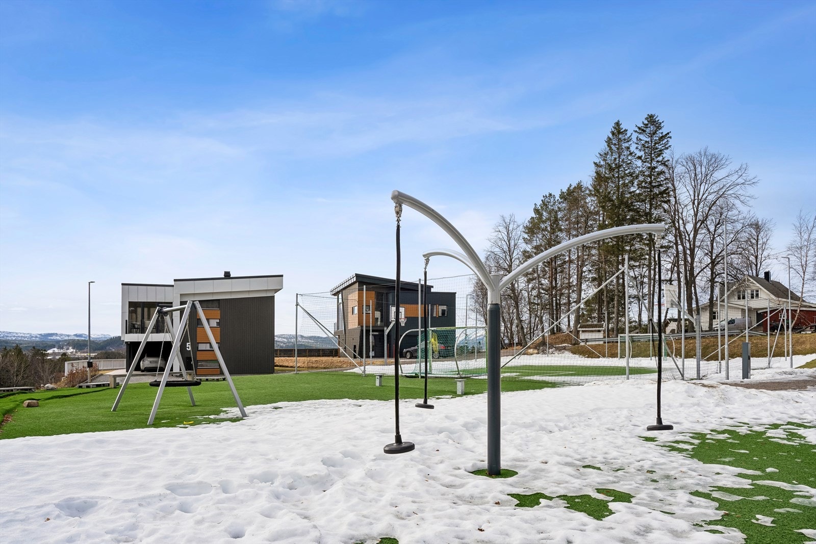 I nærområdet finnes barnehage, barneskole, ungdomsskole og Olav Duun videregående skole med gangavstand fra boligene Galleribilde