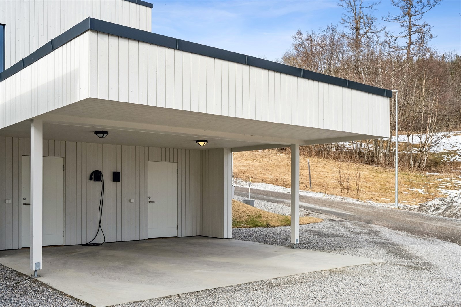 Carport med utebod. Montert ladeboks, Zaptec. Koblet til strømnettet med måler; inkludert i strømkostnadene. Galleribilde