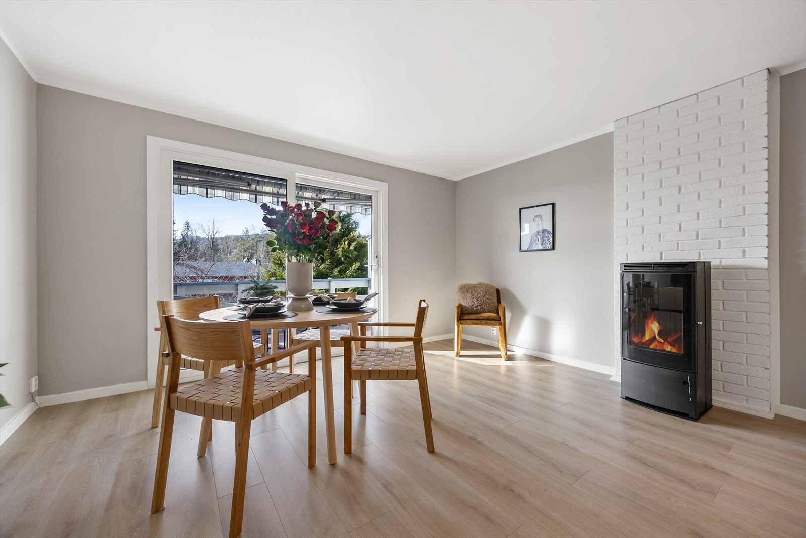 Spiseplassen er naturlig plassert mellom stuesonen og utgangen til balkongen. Galleribilde