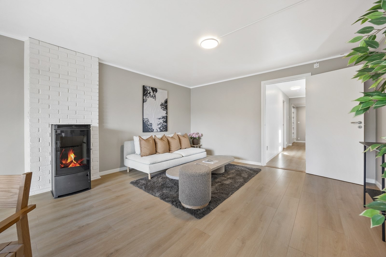 I stuen sørger en peisovn for ekstra varme og hygge på kalde dager. Galleribilde
