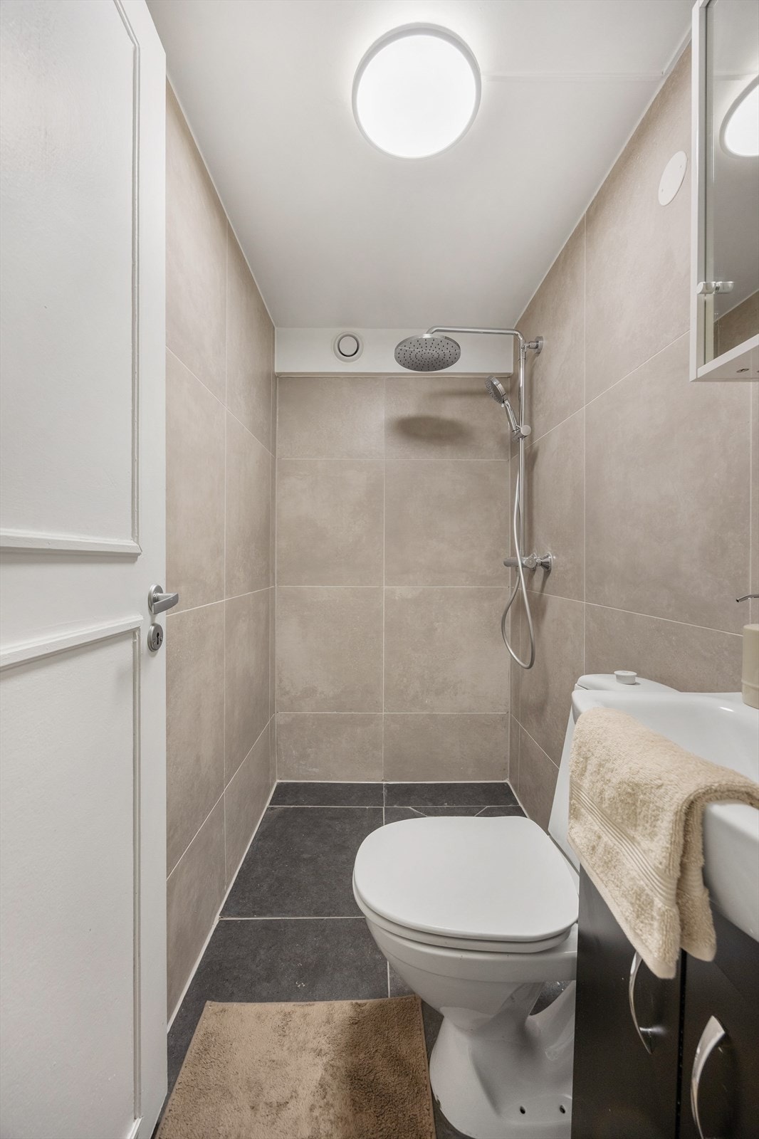 Badet i underetajsen ble oppusset i 2026 og har flislagte overflater og dusjhjørne. Galleribilde