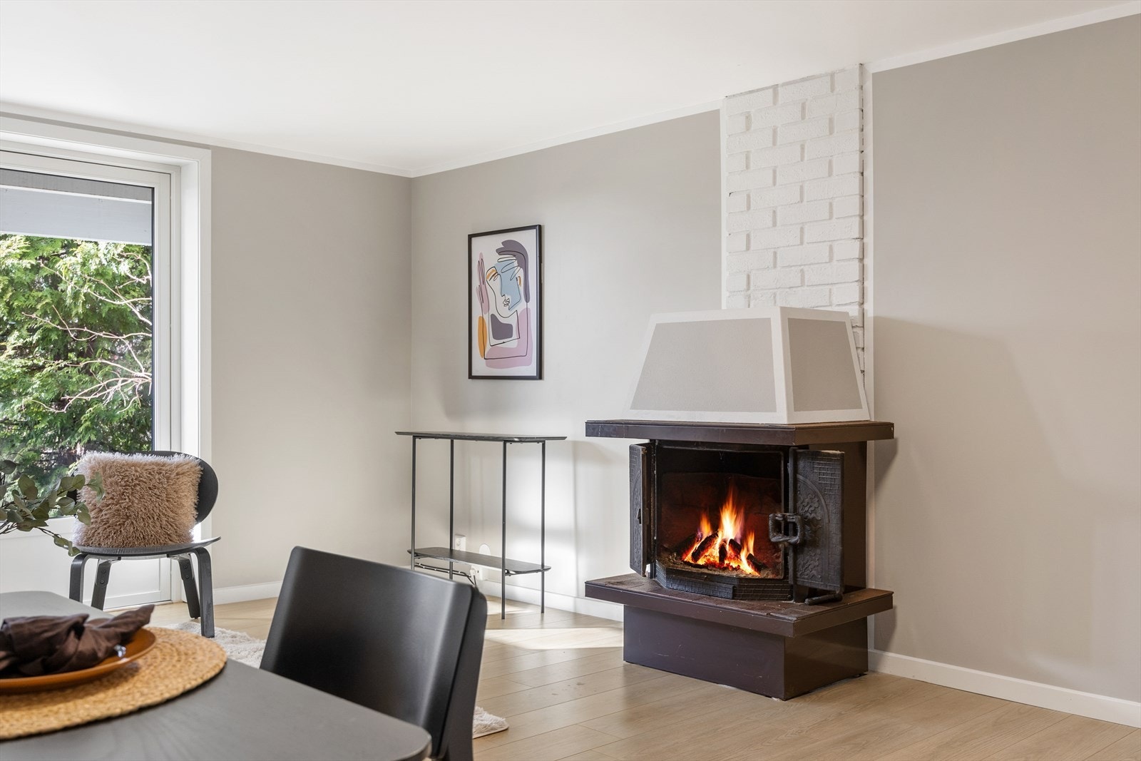 Også i kjelleretasjen er det en peis som gir god varme og hygge. Galleribilde