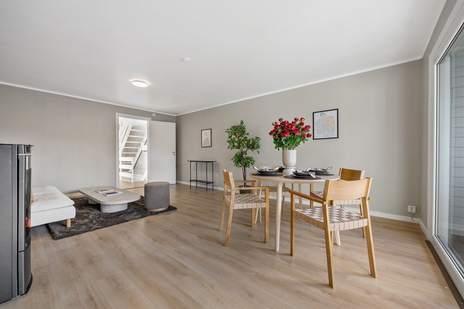Fra stuen er det enkel adkomst til boligens øvrige etasjer og utgang til balkongen. Galleribilde