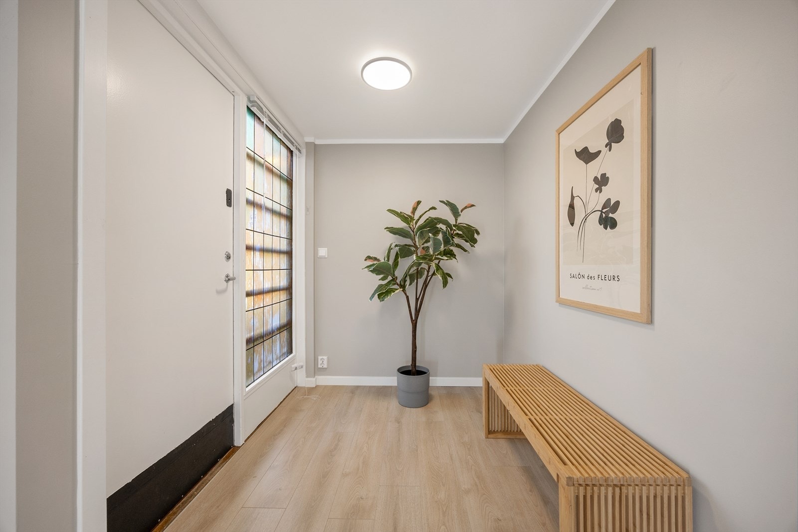 Entréen gir et godt førsteinntrykk og har plass til oppbevaring av yttertøy og sko. Galleribilde