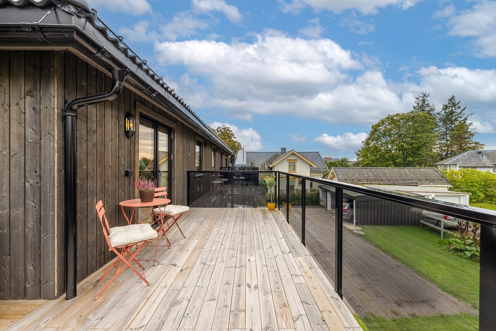 Her er det god plass til både sittegruppe og spisebord. Legg også merke til det moderne glassrekkverket i sort, boltret fra utsiden som gir et stilrent og eksklusivt uttrykk. Galleribilde
