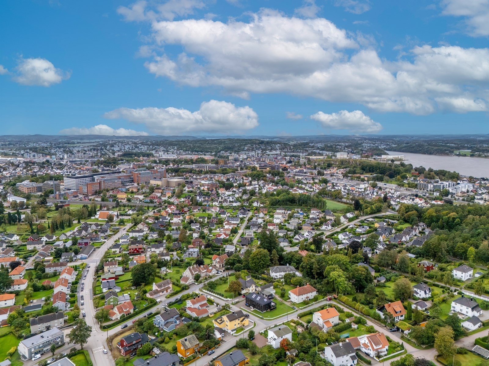 Solvang er kjent for sin sjarmerende villabebyggelse og sine frodige, grønne omgivelser. Området oppleves som tilbaketrukket og fredelig, noe som gjør det perfekt for deg som ønsker en sentral, men likevel skjermet tilværelse. Galleribilde