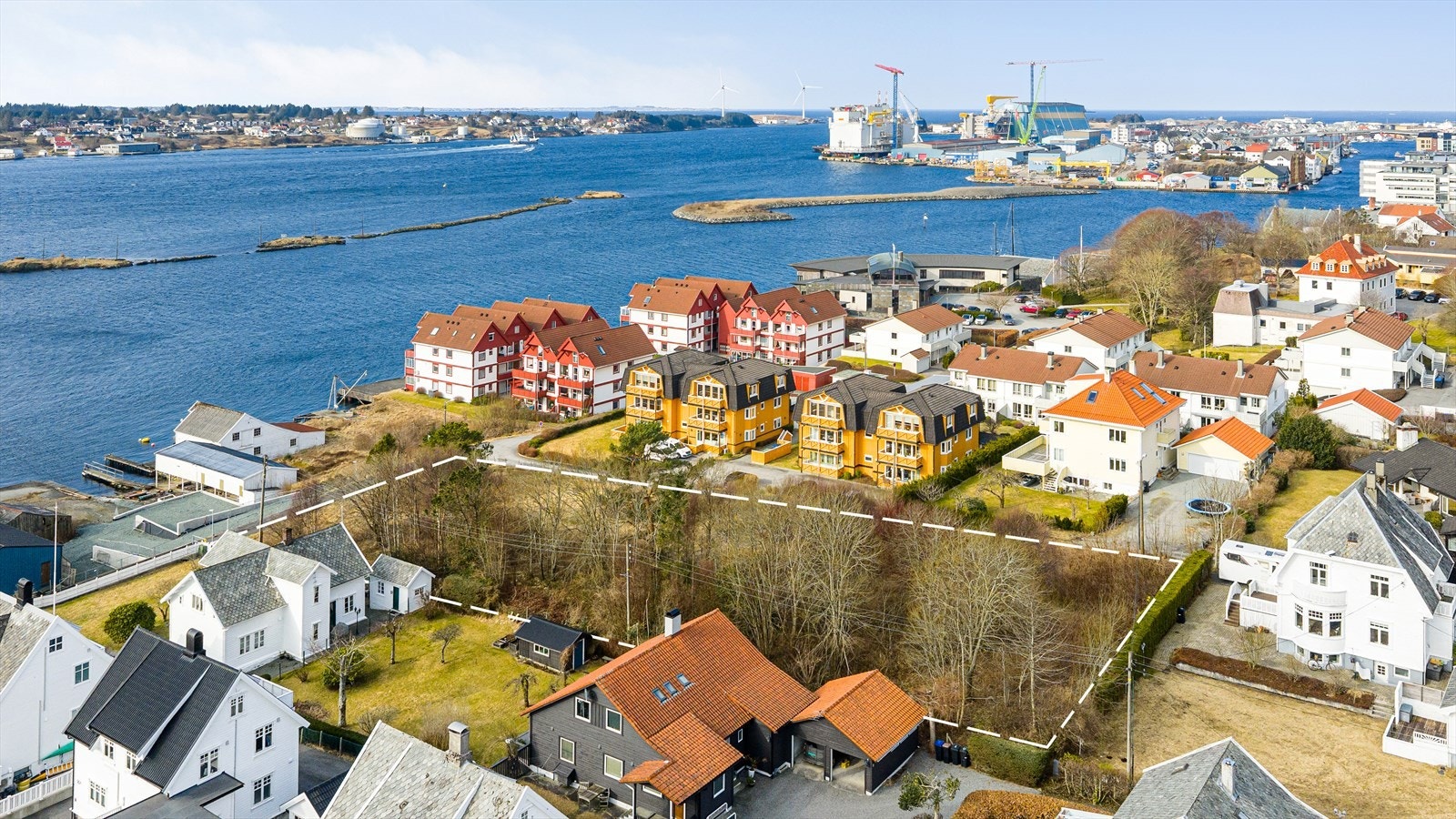 I en av byens mest attraktive boligområder legges nå for salg en stor og flott tomt. Tomten har et areal på hele 3 014,3 m2 og ligger i gangavstand til alle fasilitetene i bykjernen. Galleribilde