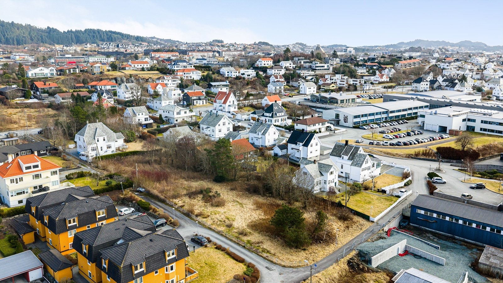 En liten kjøretur unna ligger Oasen Storsenter, samt handelsområdet Raglamyr og Amandasenteret. Galleribilde