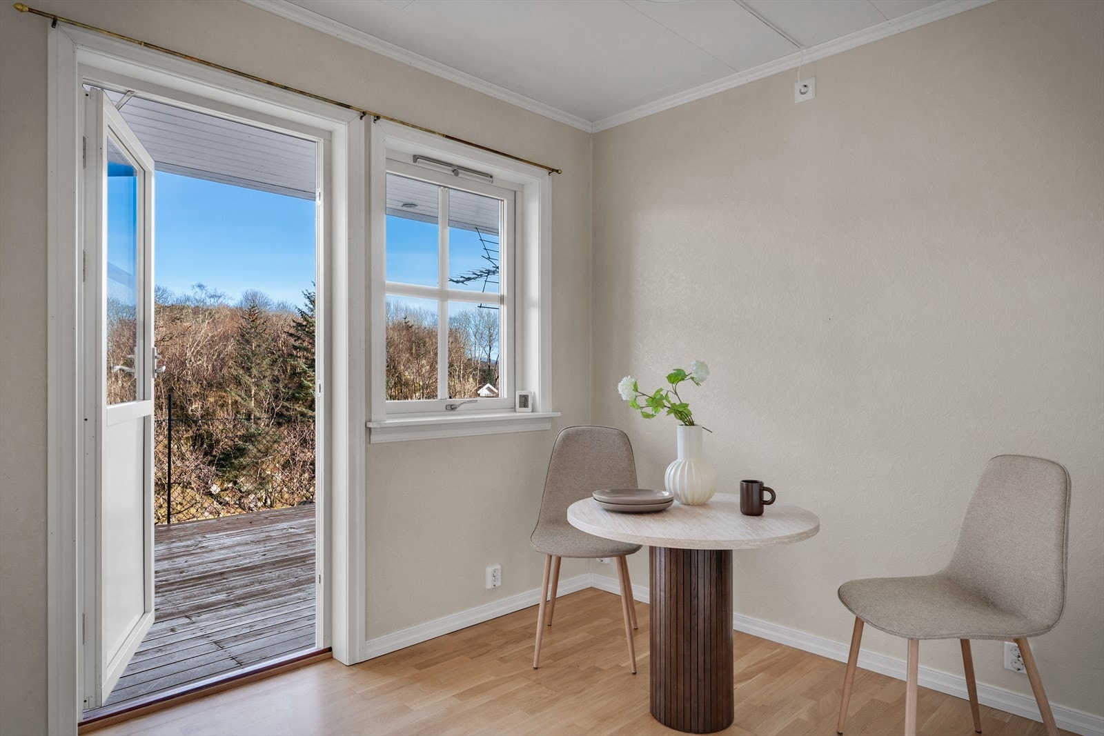 - God plass til et hyggelig frokostbord på kjøkkenet. Merk videre tilkomst til terrassen - Galleribilde