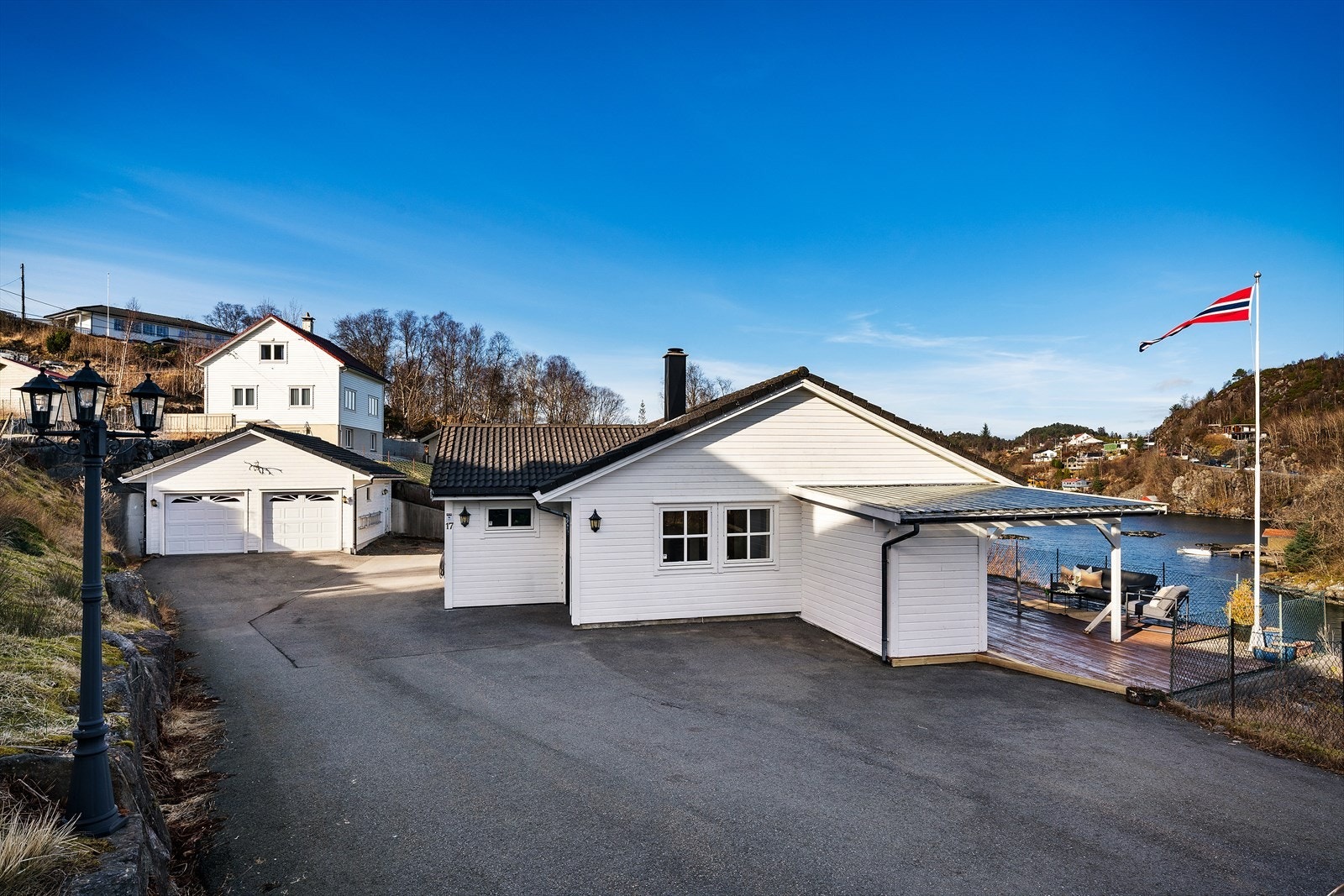 - Nærområdet rundt Straume er godt tilrettelagt for både store og små, med flere skoler og barnehager innen kort avstand - Galleribilde