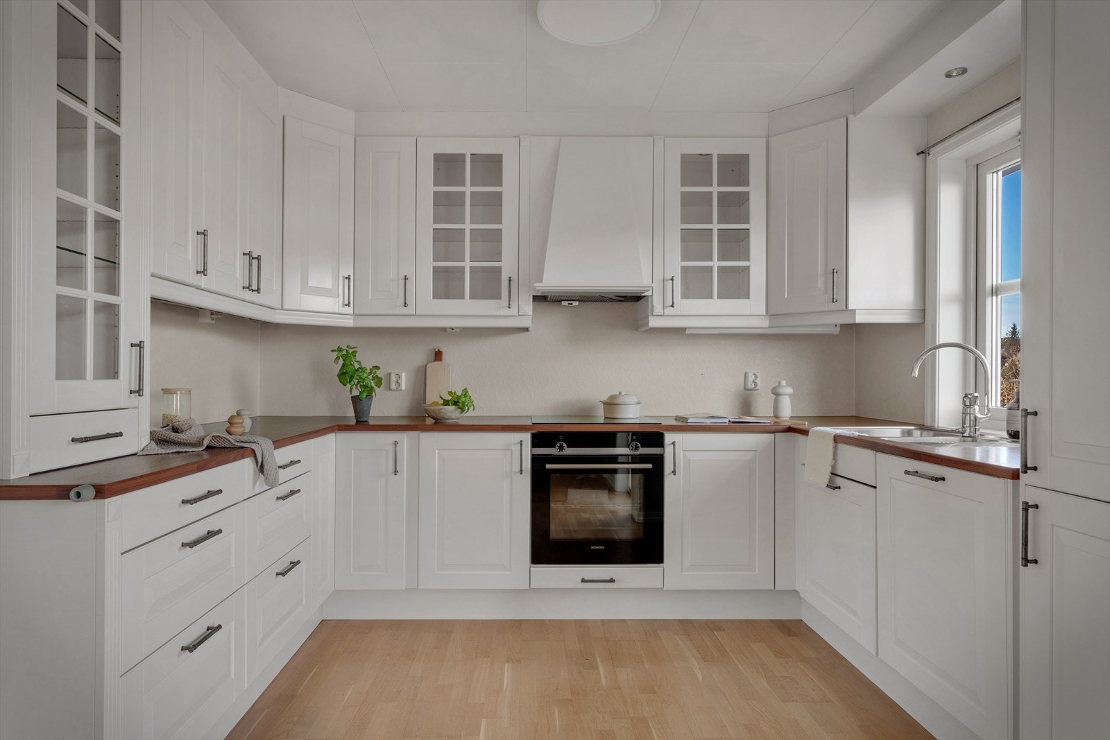 - Klassisk kjøkkeninnredning fra kvalitetsleverandøren Sigdal, med profilerte fronter og benkeplate av laminat - Galleribilde