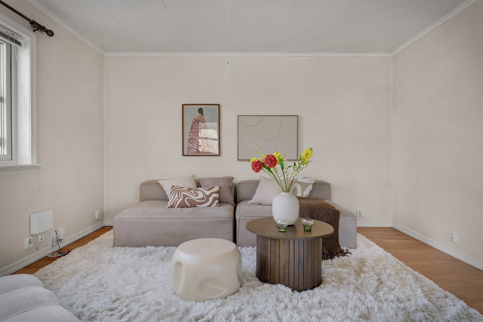 - Hall/stue måler hele 49,8m² - Galleribilde