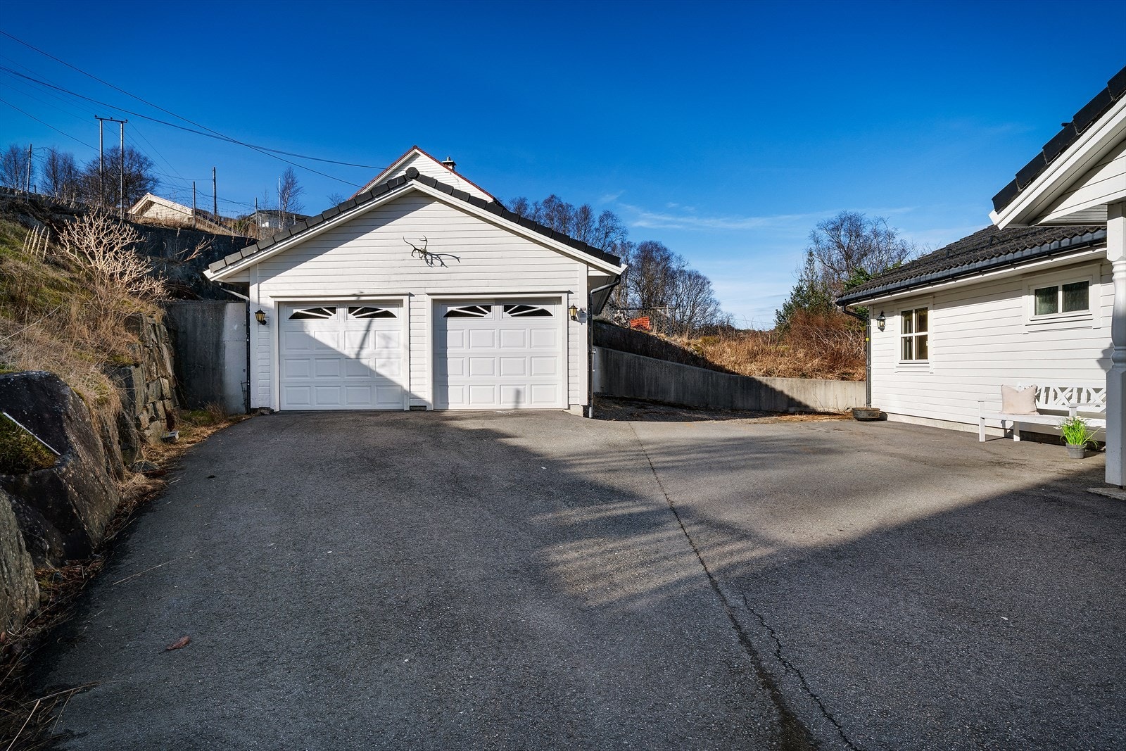 - Frittstående dobbelgarasje samt gode parkeringsmuligheter på egen tomt - Galleribilde