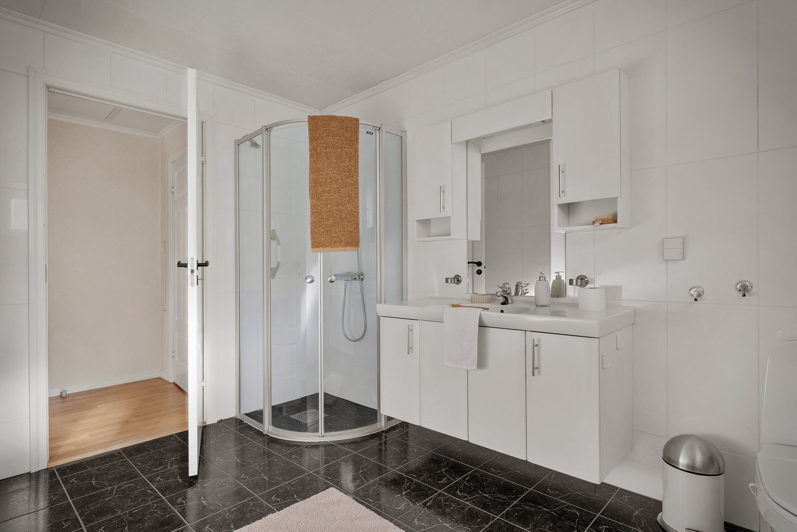 - Badet har behagelig gulvvarme - Galleribilde