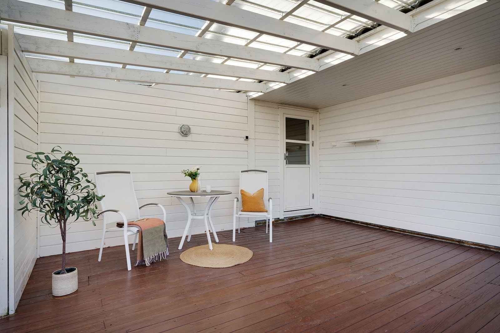 - Romslig, overbygget uteområde som forlenger utesesongen. Merk downlights!- Galleribilde