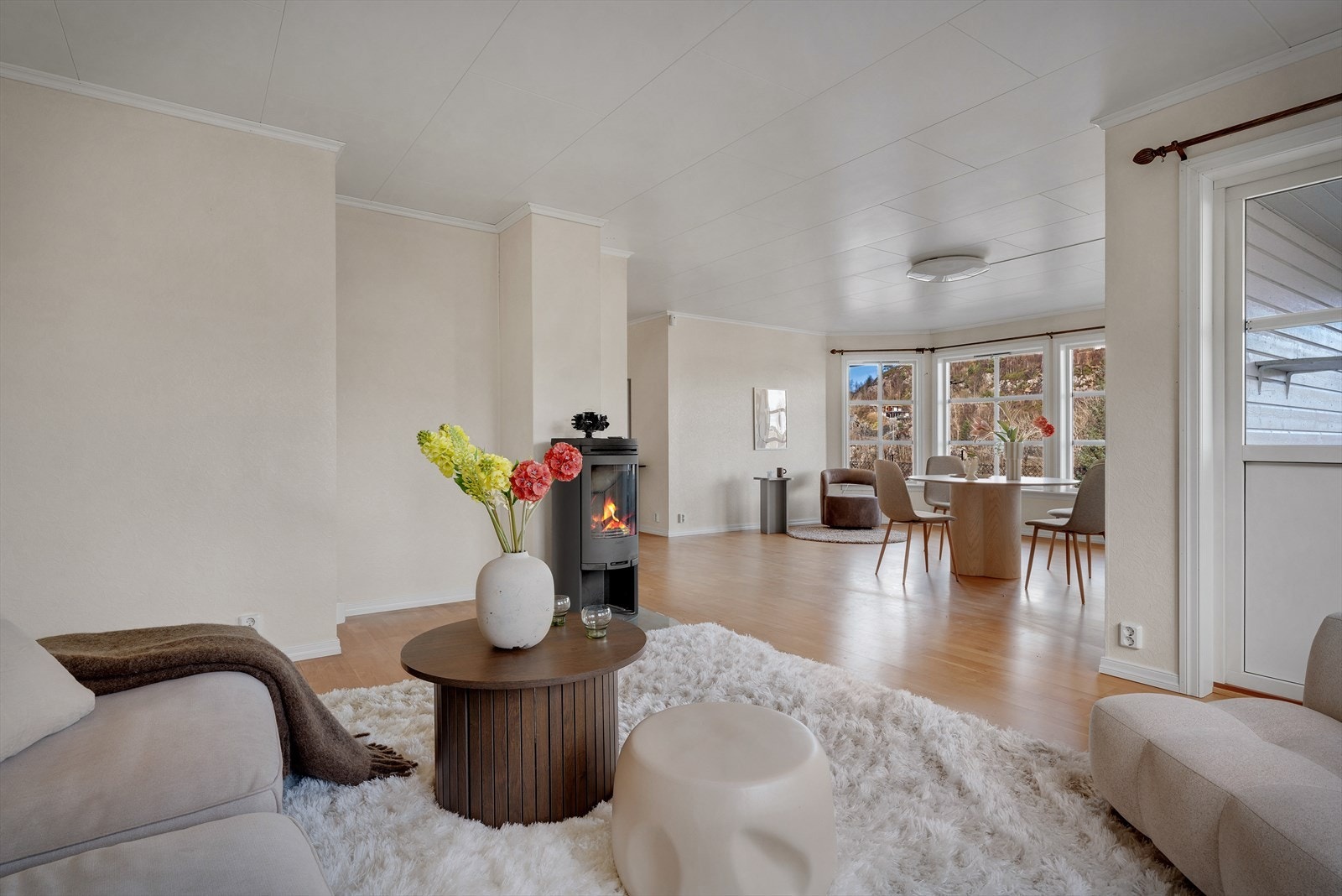 - Koselig ovn i stuen som gir både varme og trivsel - Galleribilde