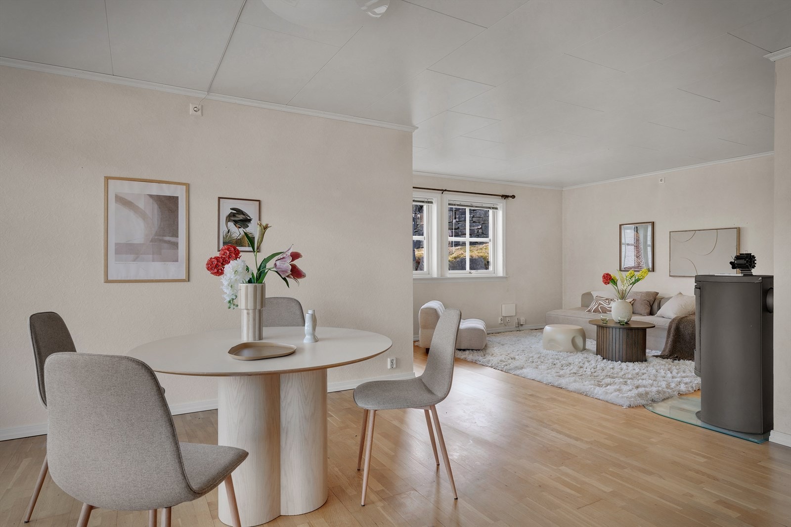 - Stuens praktiske løsning bidrar til at du enkelt kan innrede med sofagruppe og spisebord i hver sin naturlige sone - Galleribilde