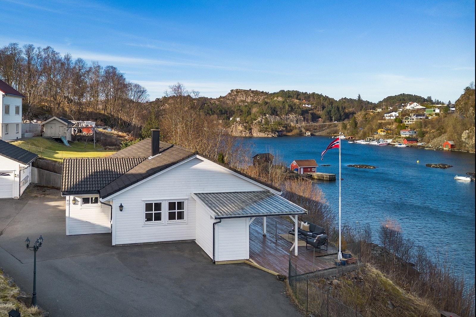 -En særs sjelden anledning til salgs; enebolig i fremste rekke mot sjø. Foto: Inge Jørpeland - Galleribilde