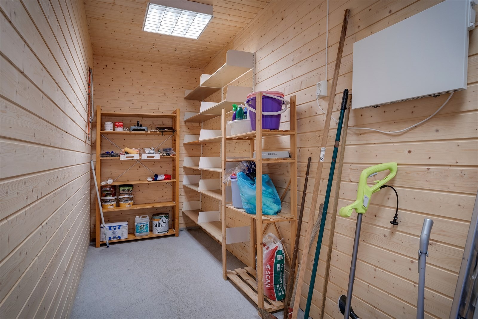 - Svært gode oppbevaringsmuligheter i garasjen - Galleribilde