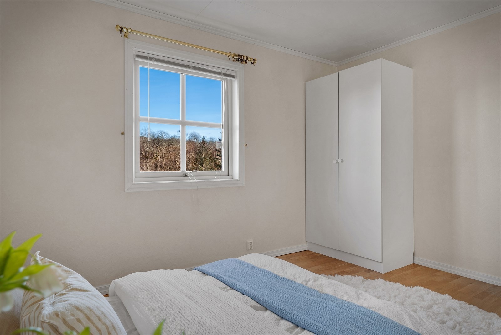 - God plass til dobbeltseng i ønsket størrelse samt øvrig møblement - Galleribilde