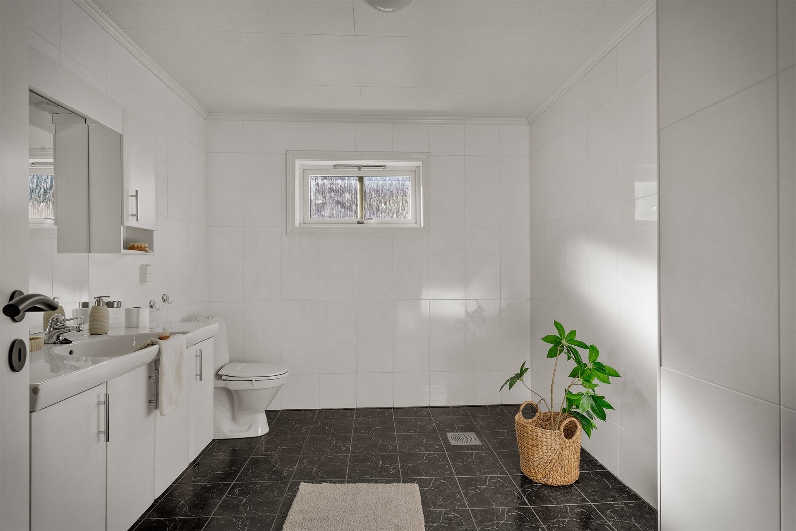 - Badet måler 8,6m² - Galleribilde