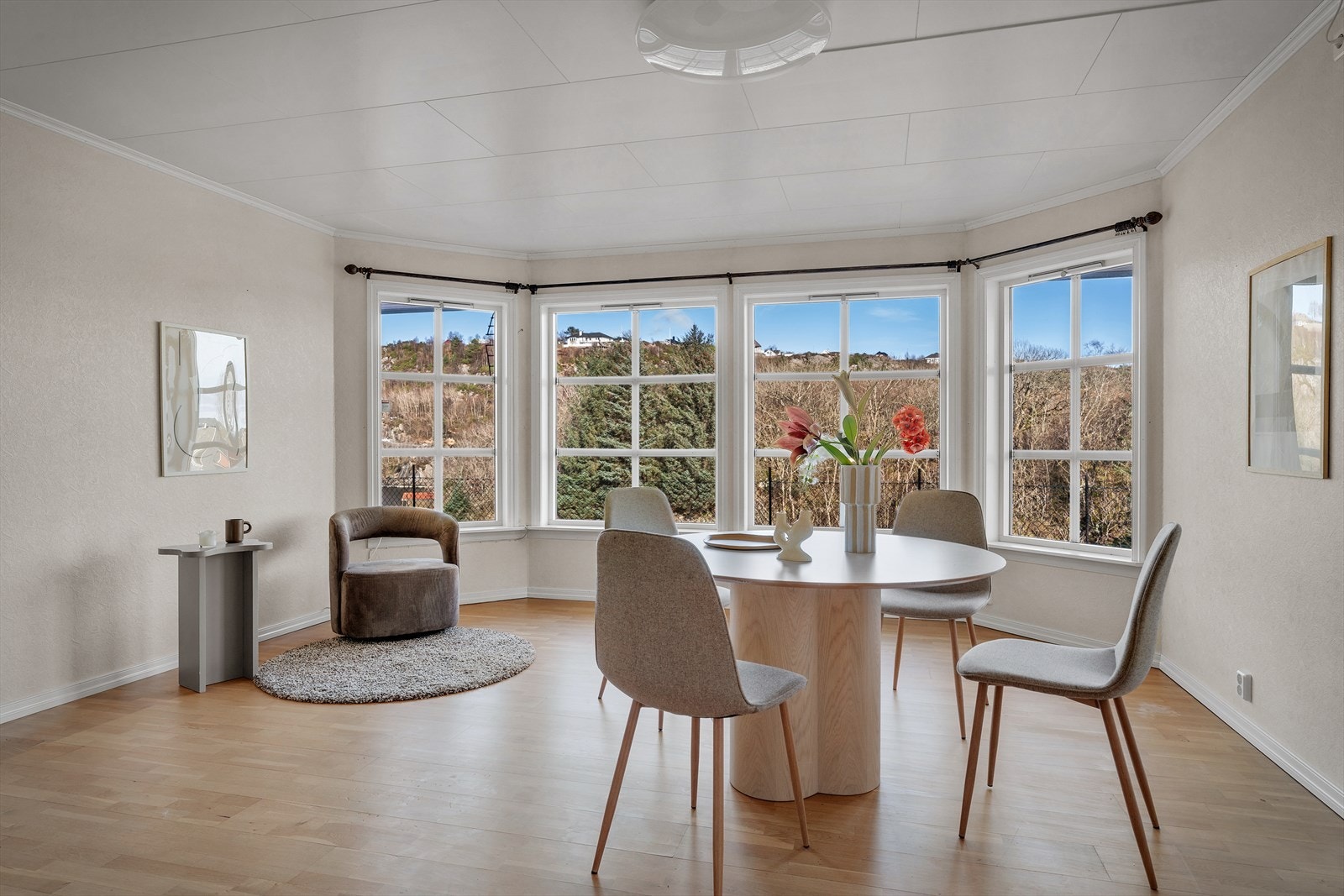 - Romslig spisestue, hvor du kan nyte utsikten rett fra spisebordet - Galleribilde