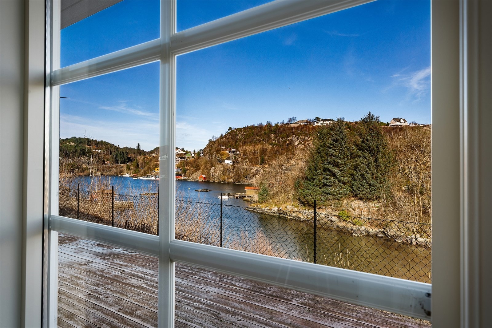 - Nydelig sjøutsikt som kan nytes fra både inne- og utearealer - Galleribilde