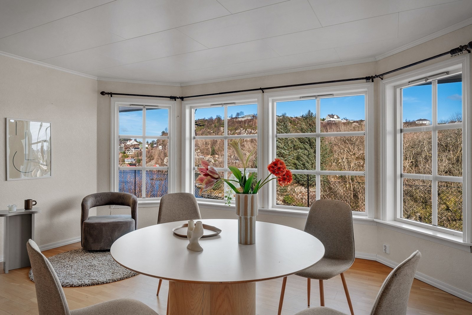 - Eiendommen ligger i et rolig og etablert boligområde med kort avstand til skole, barnehage og daglige servicetilbud - Galleribilde