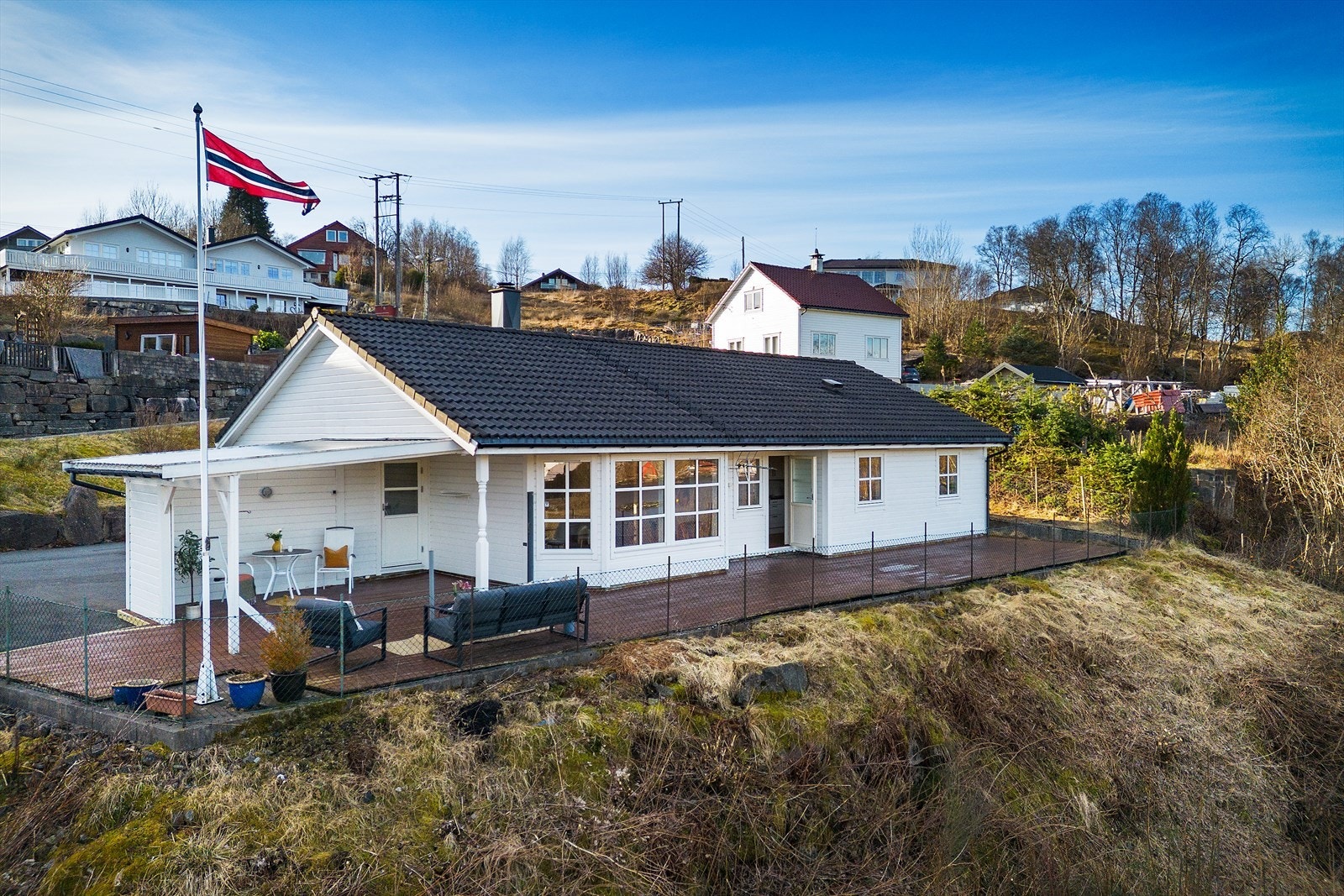 - Boligen har et BRA-i på 128m² og inneholder entré, hall/stue, kjøkken, gang, 3 soverom, bad, vaskerom, toalettrom og innvendig bod - Galleribilde