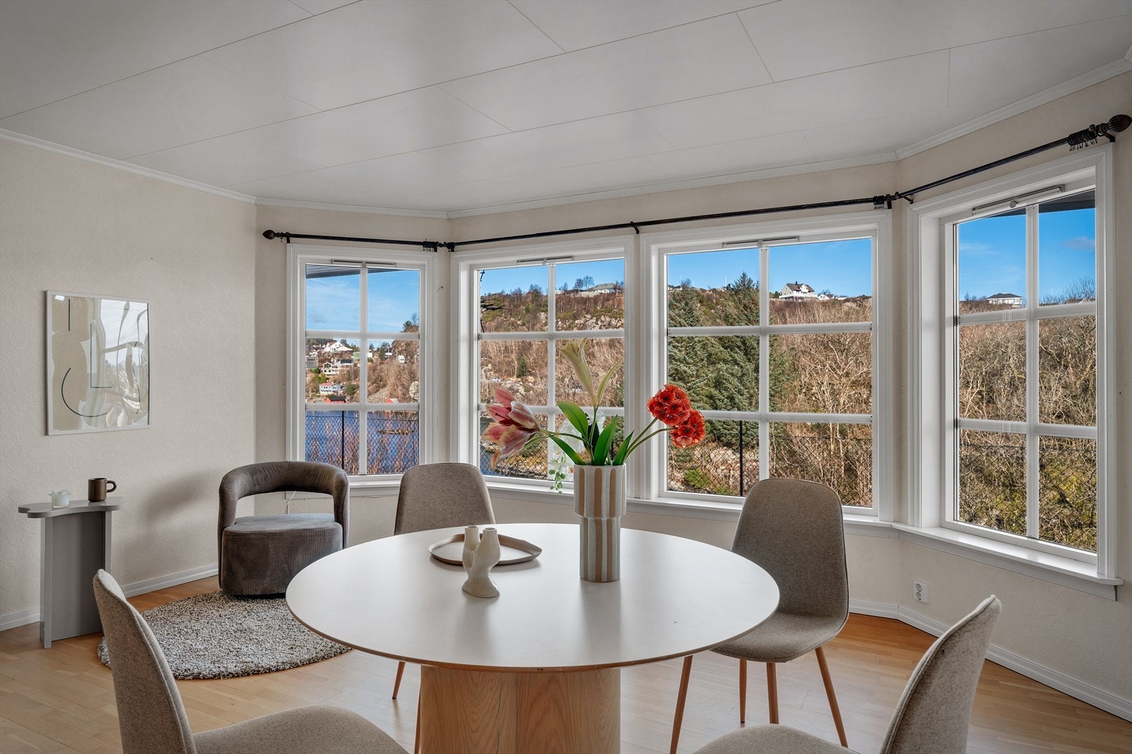 - Store vindusflater bidrar til rikelig med naturlig lysinnslipp, og beliggenheten bidrar til at eiendommen oppleves usjenert og privat - Galleribilde