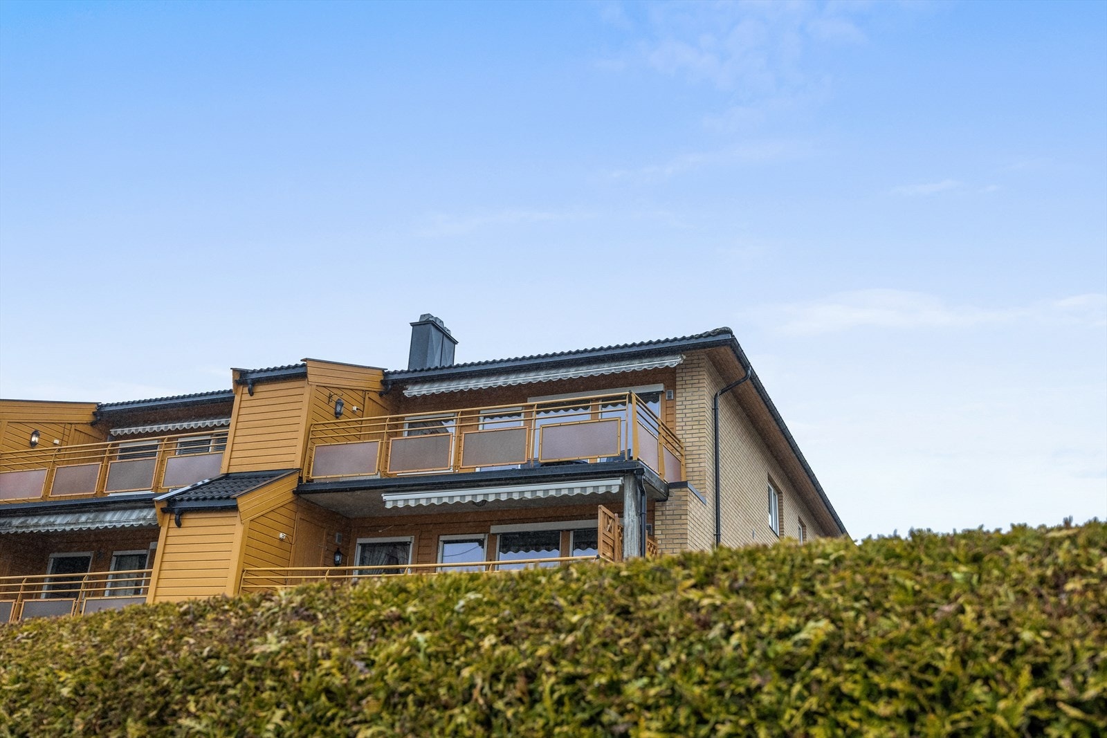 Leiligheten ligger i toppetasjen, der det fra stuen er utgang til en vestvendt og solrik balkong. Galleribilde