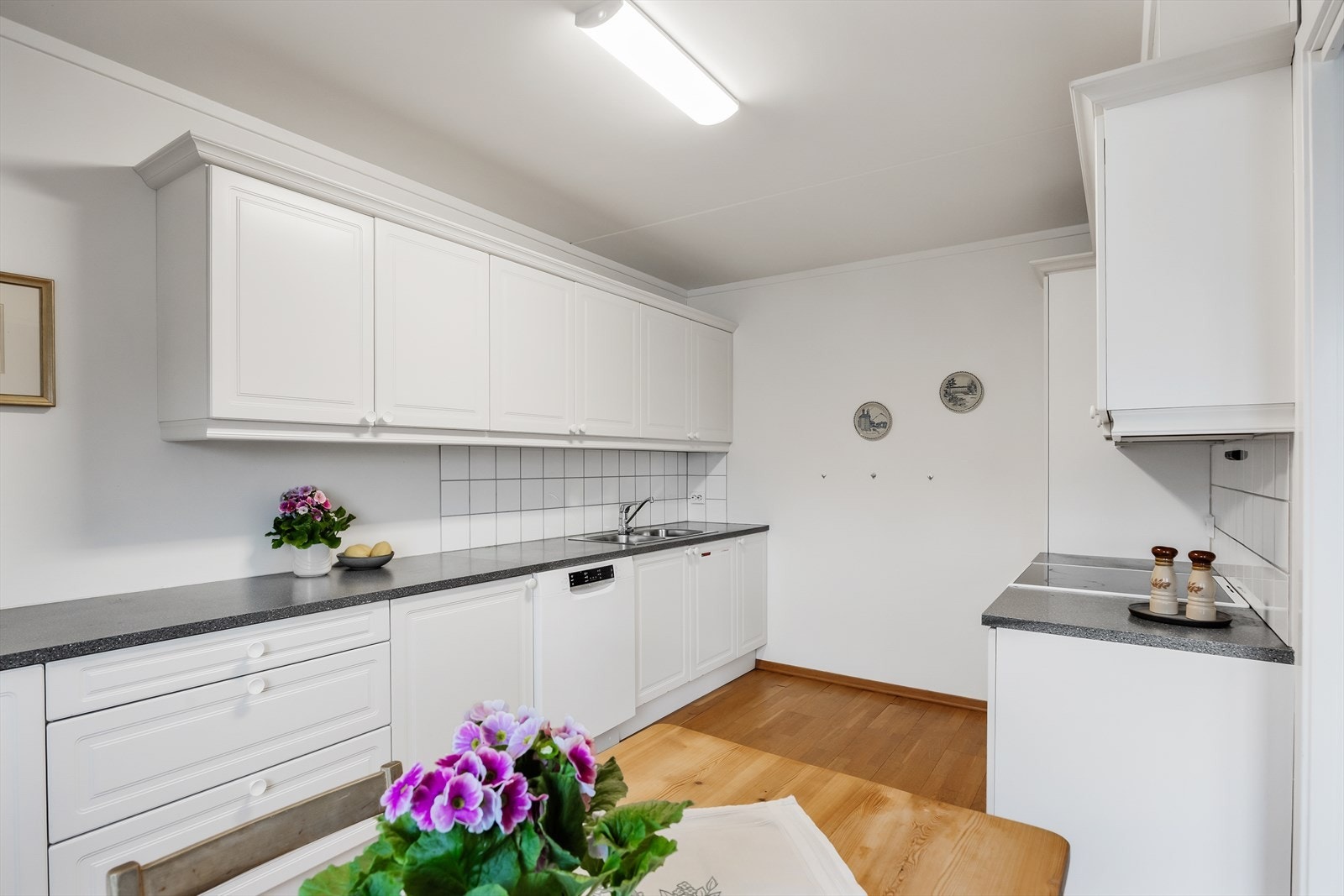 Kjøkkenet ligger i eget rom og har godt med skap, skuffer og benkeplass. Galleribilde