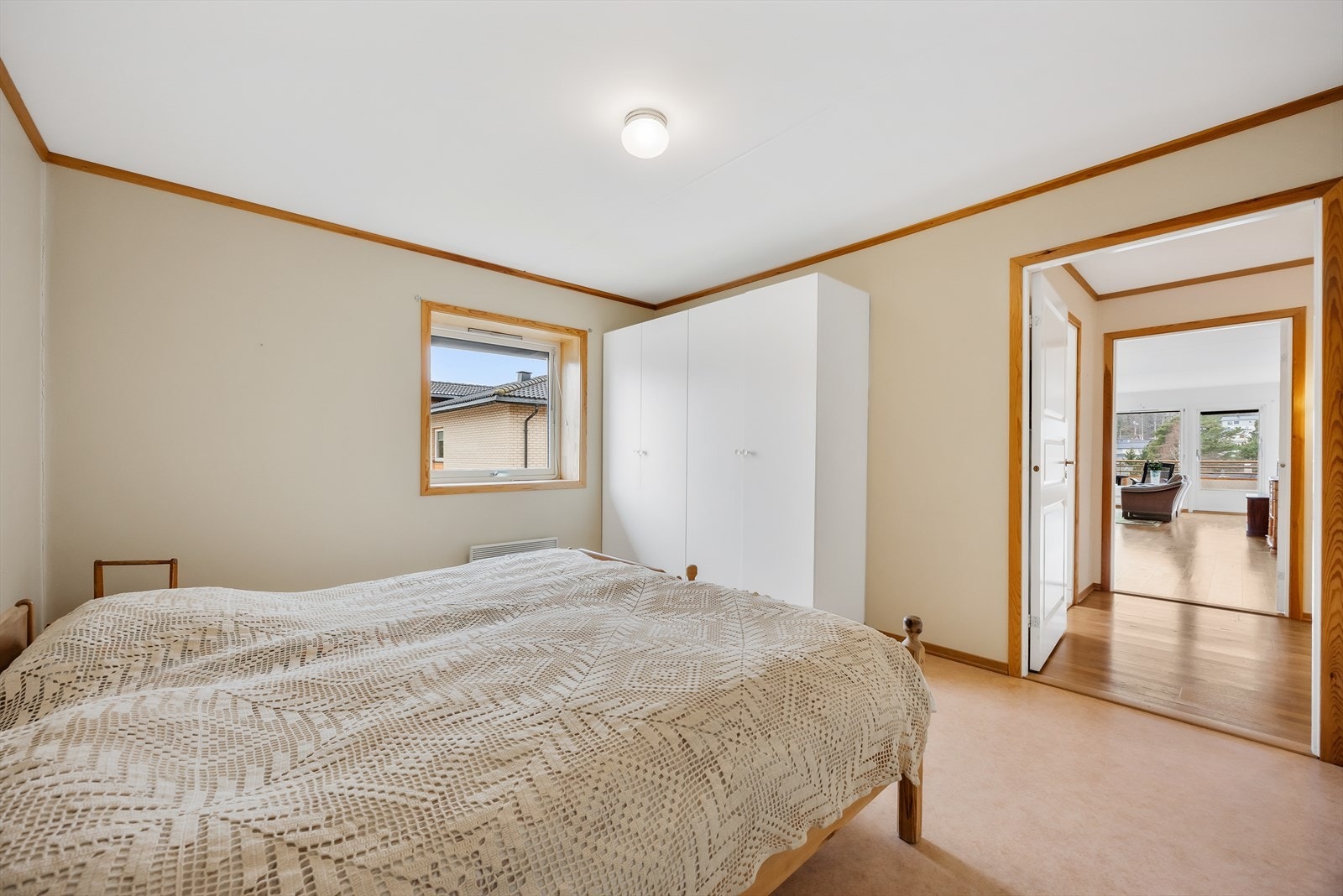 Hovedsoverommet har god plass til dobbeltseng og tilhørende møblement - i tillegg er det mye oppbevaring i et dobbelt garderobeskap. Galleribilde