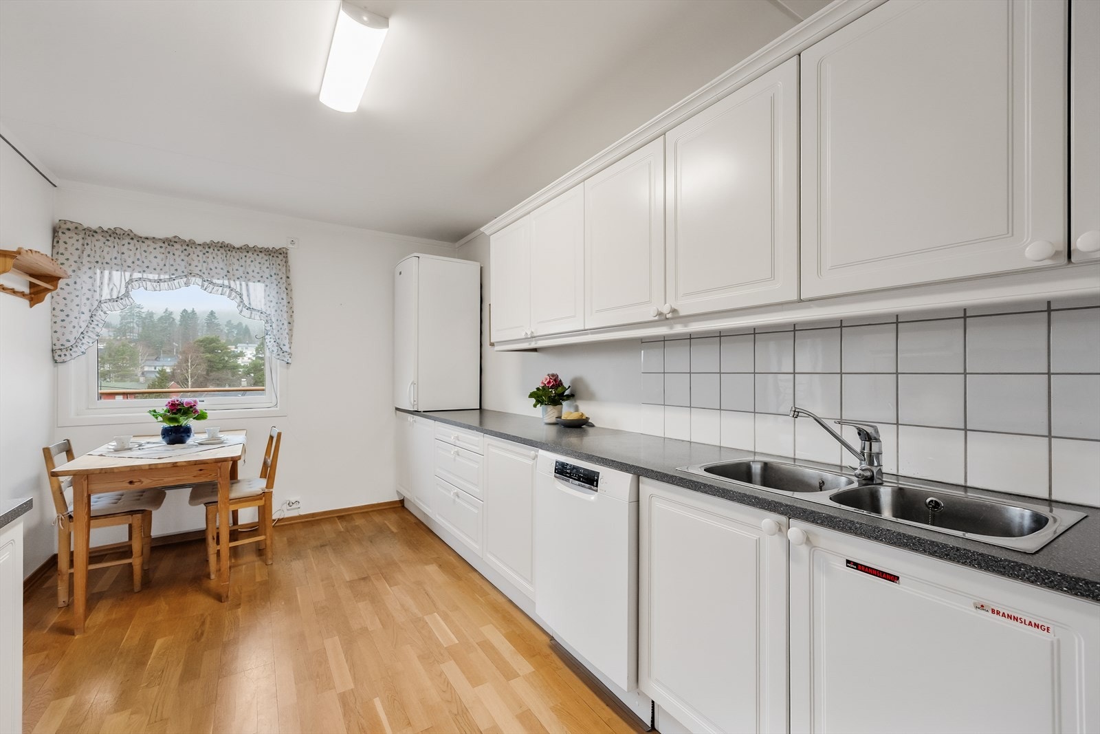 Det er nisje for komfyr og opplegg for oppvaskmaskin. Galleribilde