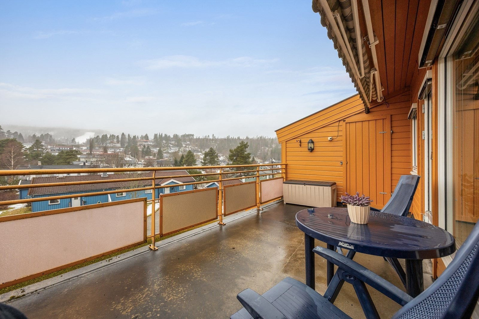 Balkongen er på ca. 16 kvm og delvis overbygd og har markise for effektiv solskjerming de varmeste sommerdagene. Tilliggende balkongen er en bod som også fungerer som fin skjerming mot vær, vind og innsyn. Galleribilde