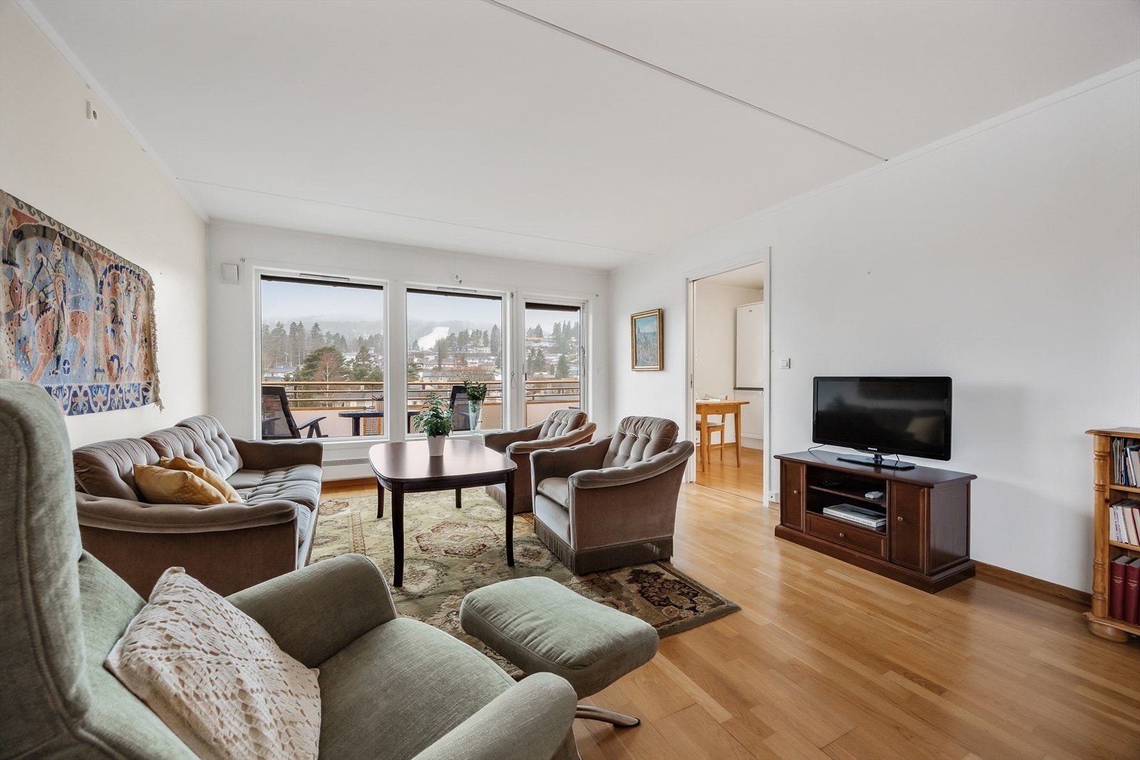 Store vindusflater sørger for rikelig med naturlig lysinnfall. Galleribilde