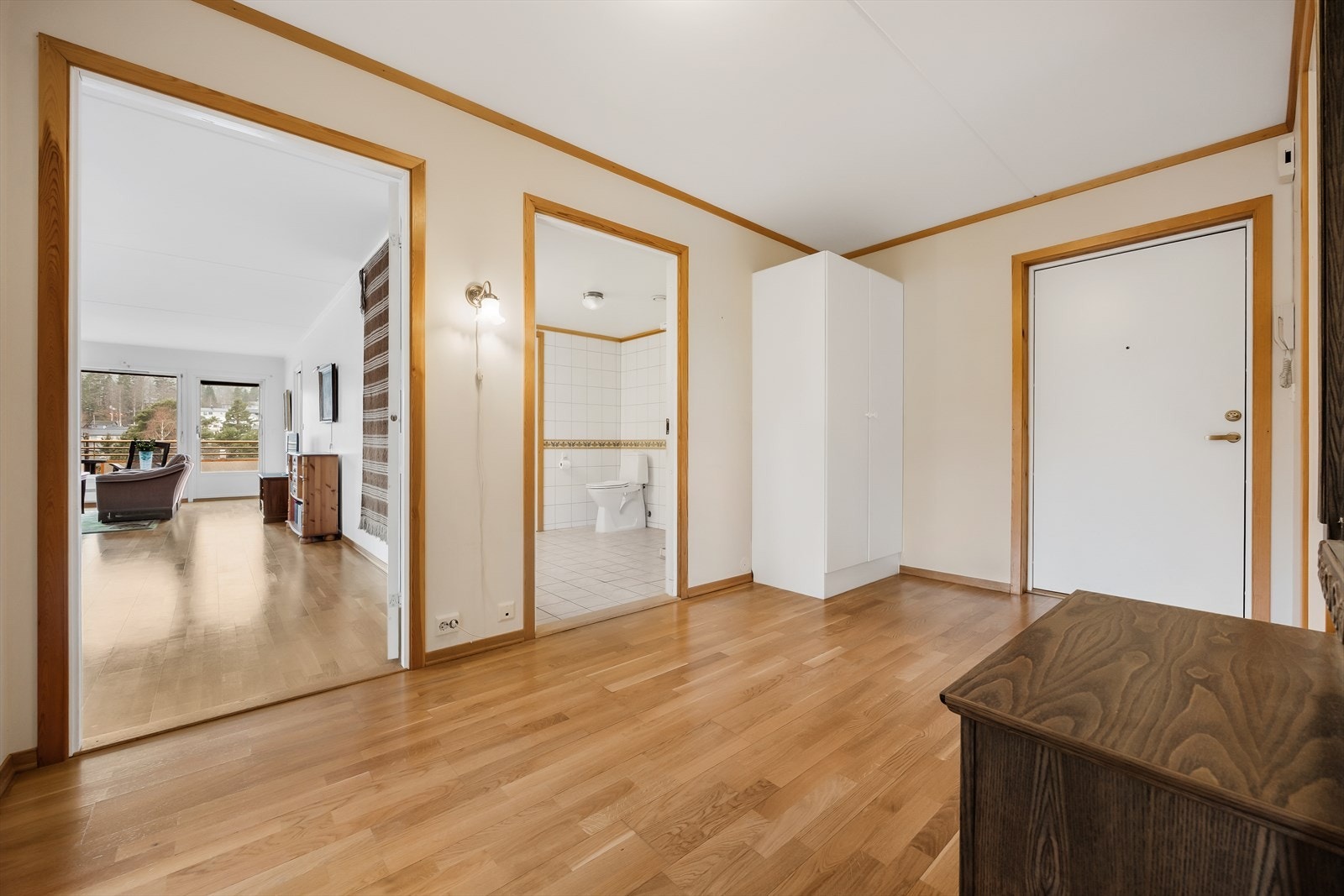 Entréen er lys og tiltalende - med god plass til ønsket oppbevaringsmøblement som garderobeskap, kommoder og lignende. Galleribilde