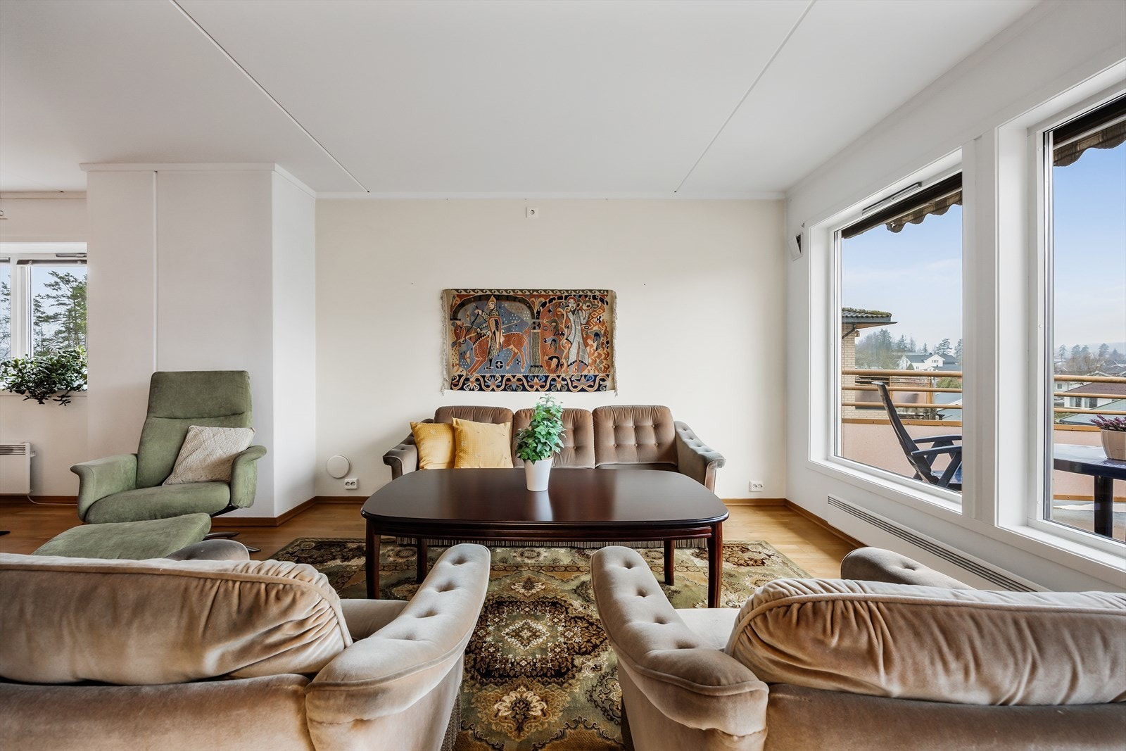 Gulvet er det samme som i entreen, og hvitmalte vegger er et godt utgangspunkt for innredningen. Galleribilde