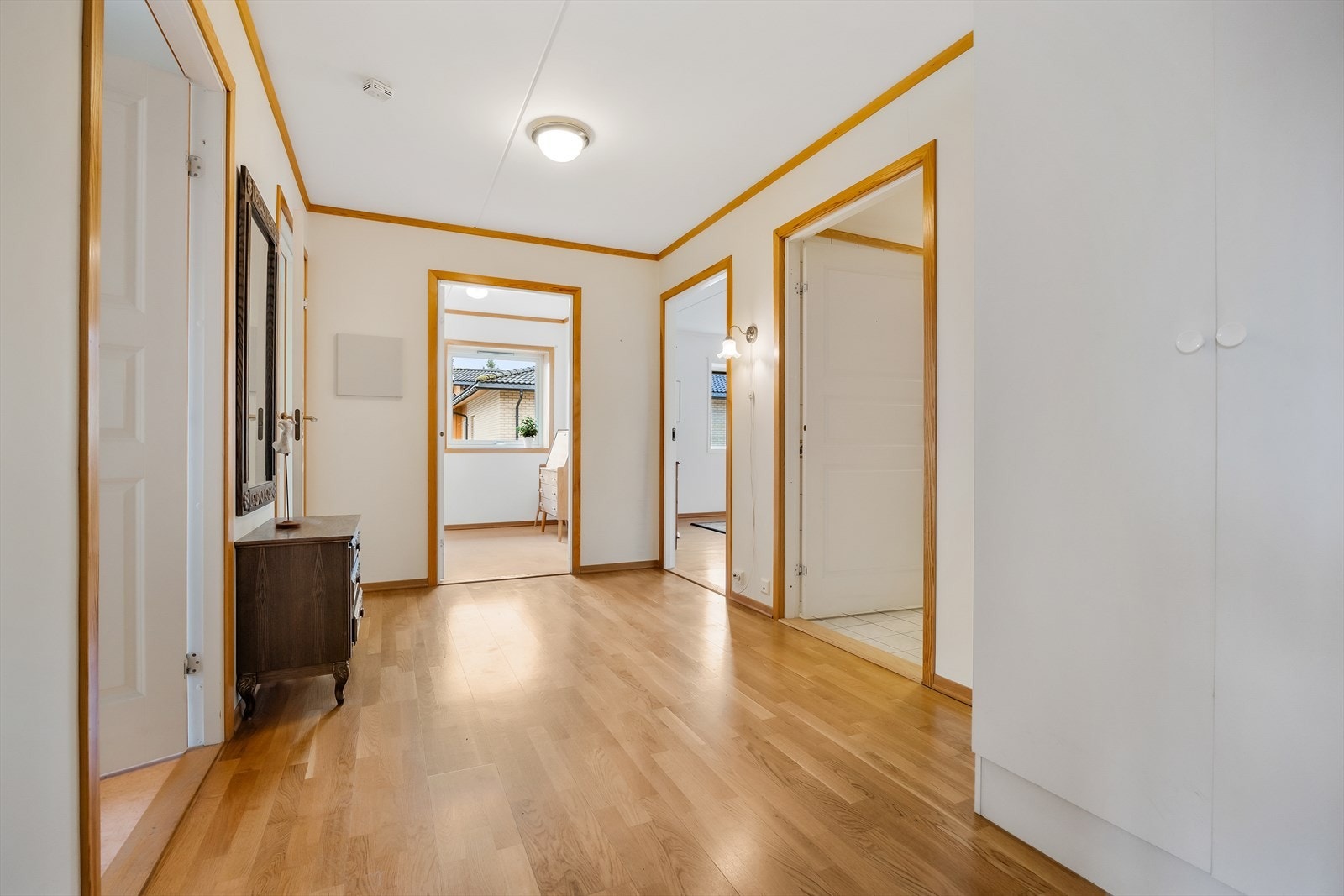 Veggflatene er lysmalte og på gulvet er det gyllen parkett. Galleribilde