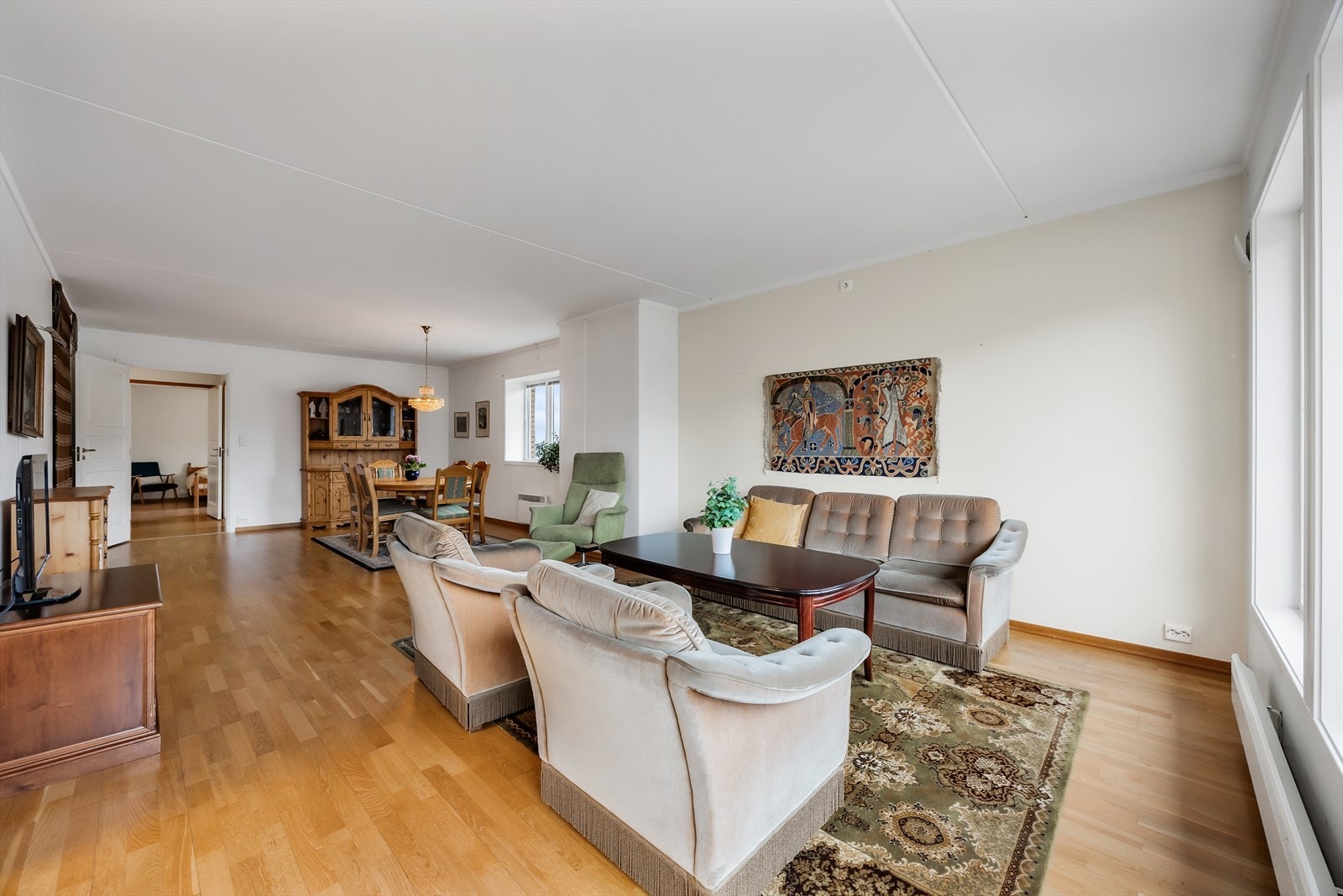 Utformingen gjør stuen enkel å møblere i flere soner. Galleribilde