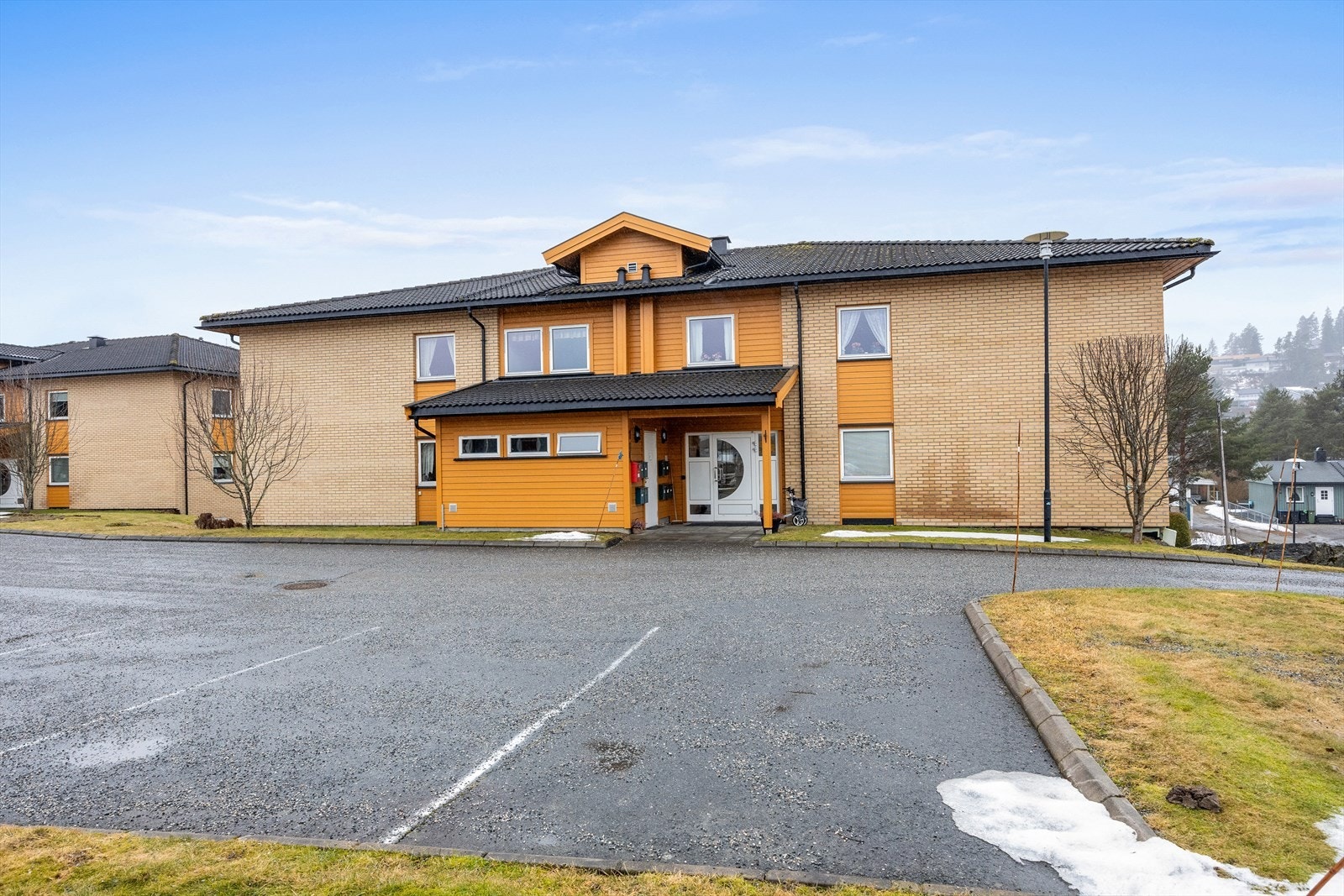 Fellesområdene er pent opparbeidet med grøntarealer, gjestparkering, velstelte hekker, diverse beplantning og asfalterte internveier. Galleribilde