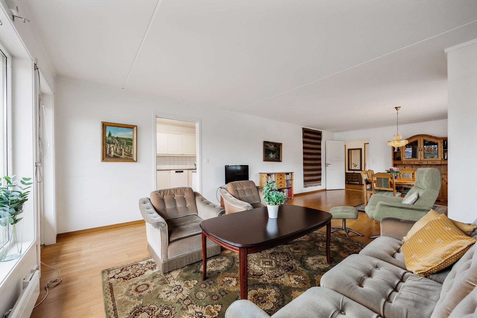 Stuen oppleves som svært romslig med god plass til flere møbelgrupper. Galleribilde