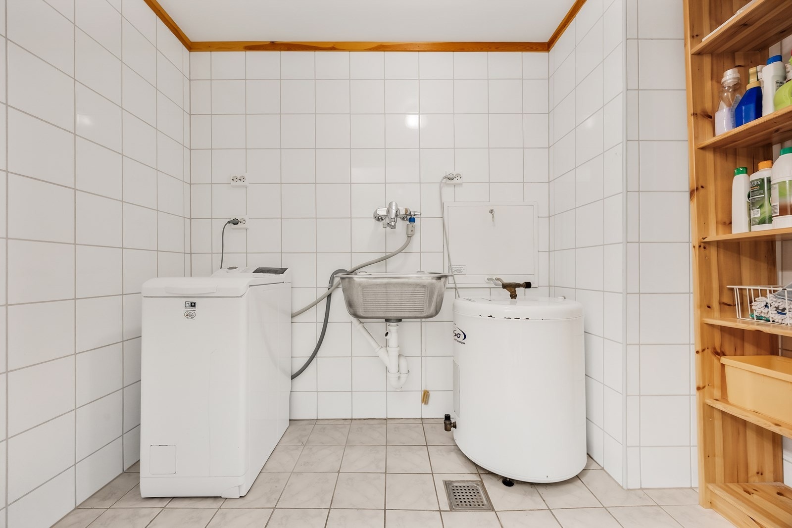 Vaskerommet er utstyrt med skyllekum i tillegg til opplegg for vaskemaskin. Galleribilde