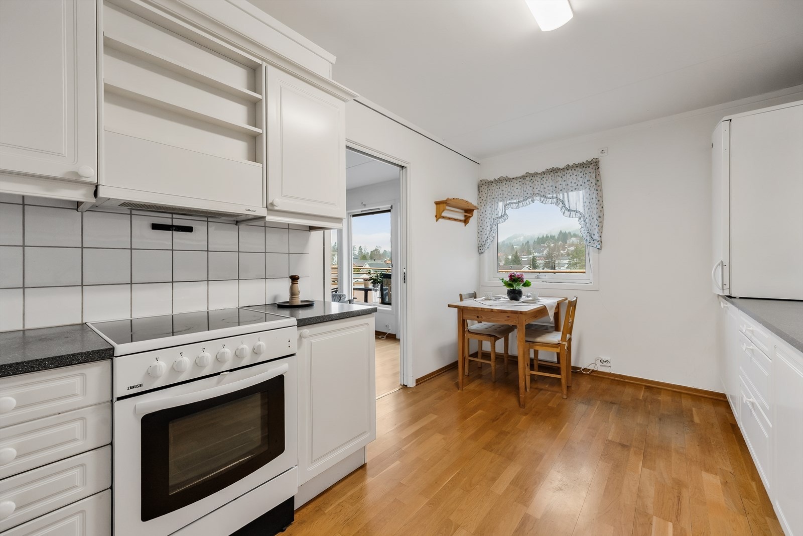 Over benken er det hvite fliser. Galleribilde