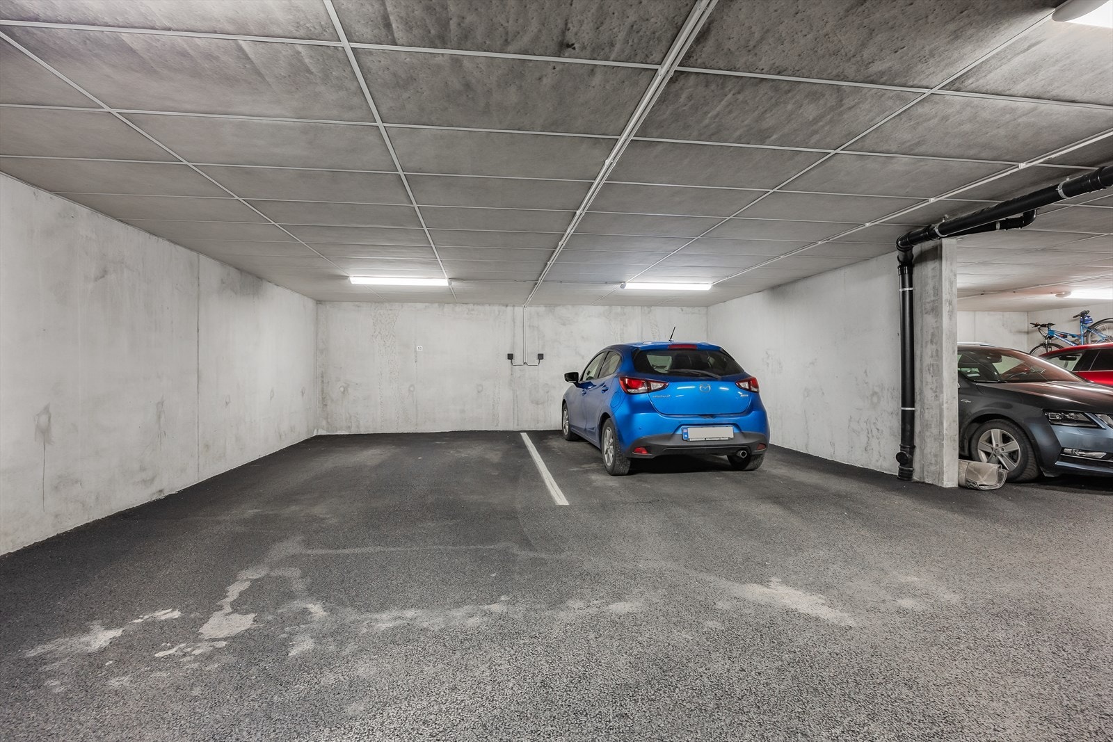 Til leiligheten medfølger en p-plass i et felles garasjeanlegg i kjelleren. Det er heisadkomst til alle plan. Galleribilde