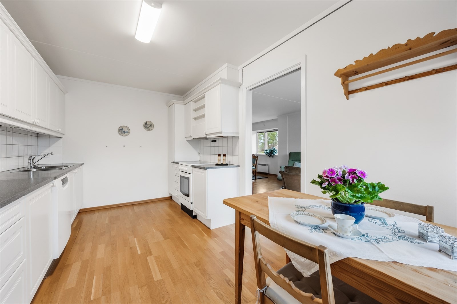 Ved kjøkkenvinduet er det hyggelig plass for et spisebord. Galleribilde