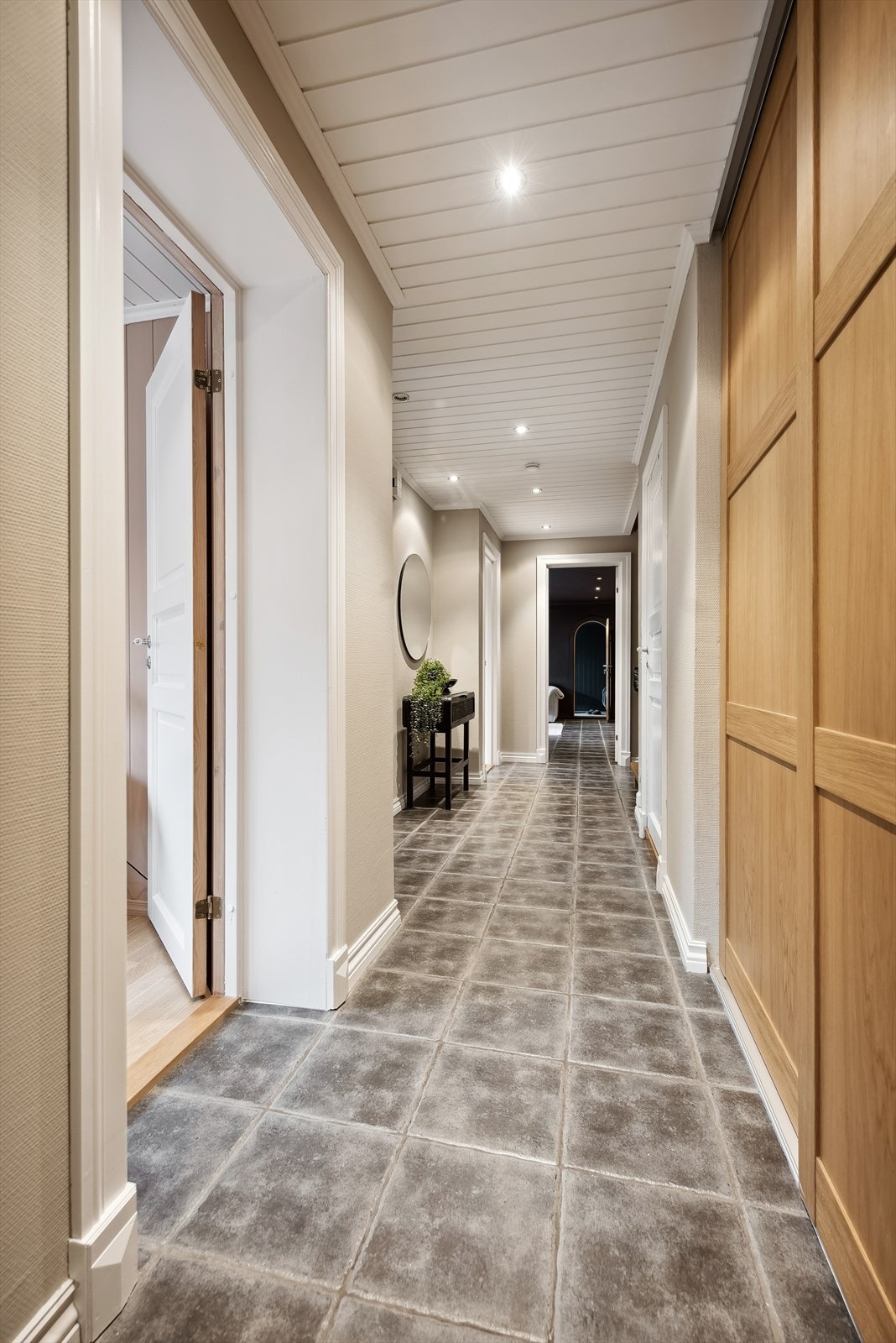 I gangen innenfor entréen er det godt med garderobeplass. Galleribilde