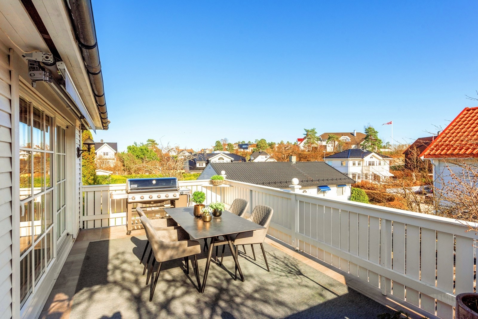 Fra stuen er det utgang til en svært solrik terrasse, et herlig sted å grille og nyte solrike sommerdager med familie og venner. Galleribilde