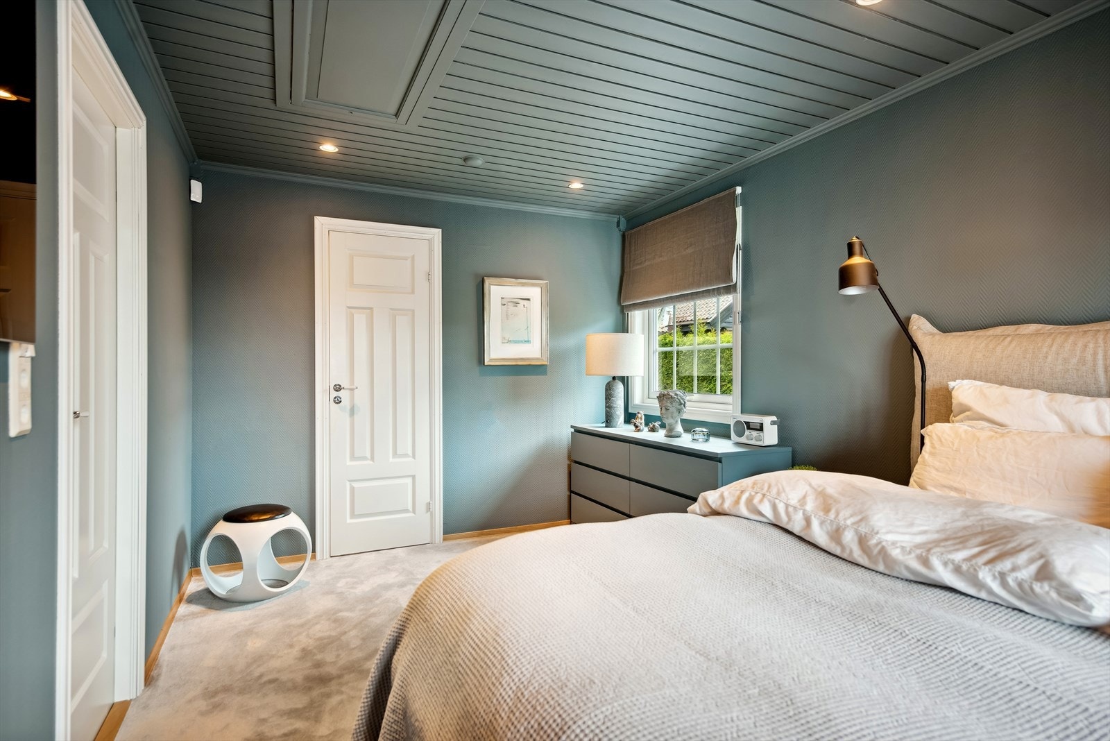 Det er også et garderoberom samt tilgang til et stort lagringsloft. Galleribilde